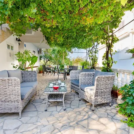 Apartment And Bianca Barbat na Rabu