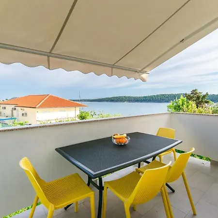 Apartment And Bianca Barbat na Rabu